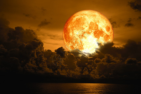 满月的满月在海中圆云上反射月亮海洋戏剧性亮度月光水平红色满月湖光图片