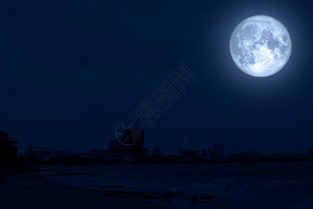 满蓝色月亮背影城市海滩海岸图片