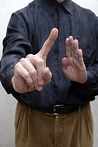 一个用手指手势说不的人商务男人回绝腐败人士图片