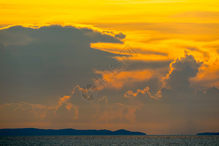 日落的橙色乌云回到黑暗的月光和海上的船上彩虹季节海洋橙子太阳钓鱼云景戏剧性天空火焰图片