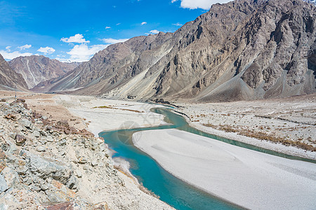 Nubra 山谷 沙丘和 shyok 河的景观山景 丝绸之路的一部分 位于列城 拉达克 查谟和克什米尔北部图片