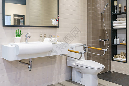 残疾人或老年人的浴室内部 残疾人和老年人在浴室的扶手医院房间座位淋浴壁橱洗手间人士女士厕所卫生间图片