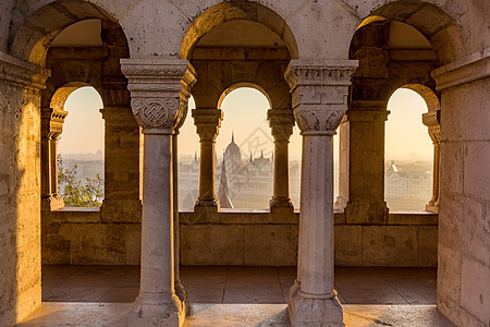 匈牙利议会通过渔人堡 的哥特式窗户在日出时鸟瞰美丽的天空和云彩 匈牙利布达佩斯天际柱子建筑学堡垒首都旅行旅游害虫房子建筑图片