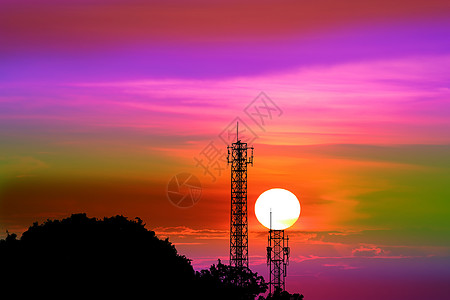 日落在色彩多彩的夜空和月光信号柱上商业天空发射机广播车站蓝色电话电视播送橙子图片