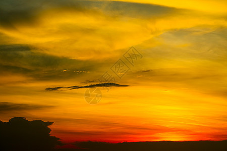 热带红橙色天空软云中模糊的日落云假期地平线金子橙子海景场景火焰蓝色海浪天堂图片