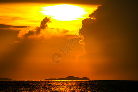 太阳亮出彩色的日出 在月光中云云空中渔船上和渔夫戏剧性天气火焰橙子季节彩虹天空云景海洋图片
