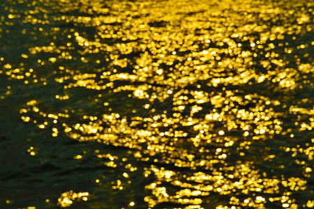 海水表面模糊彩光的金色抽象派对射线潮人旅行钓鱼金子海浪街道背景阳光图片
