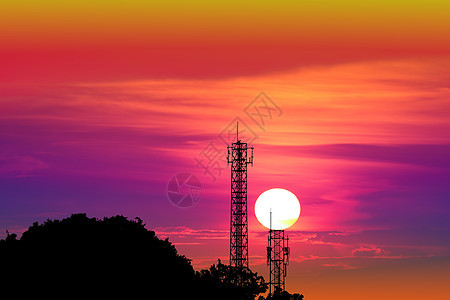 日落在色彩多彩的夜空和月光信号柱上发射机细胞太阳广播互联网蓝色技术播送电视两极图片
