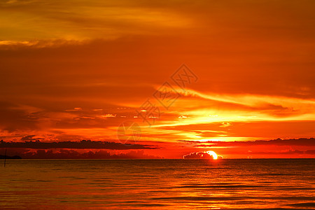 海上和海洋上日落 最后的红光天空环月云橙子金子美丽阳光火焰晴天太阳海浪天气天堂图片