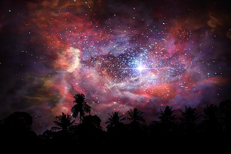在夜云日落的天空中 闪亮的古星尘星云科学植物小说地球星星森林行星星系反射轨道图片