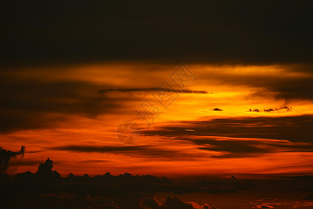 飞云湖海洋上落日 最后的红红和橙色光天空环影云季节彩虹阳光蓝色场景戏剧性天气太阳橙子金子背景