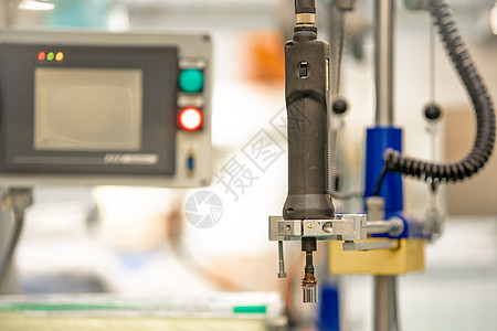 工厂生产线上的电动螺丝刀和研磨机图片