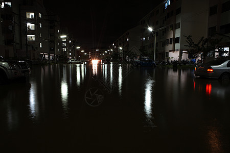 9月30日 在水淹水的路上行驶的汽车图片