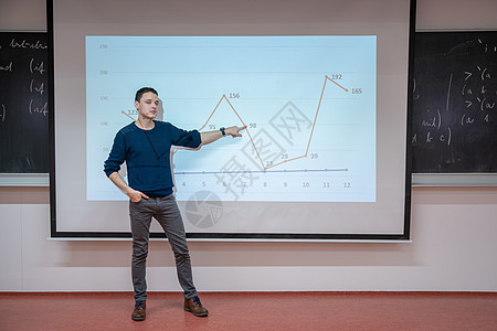 在数学学院的年轻教师讲座上 展示白板上的图表 校对 Portnoy学生知识女孩大学笔记本女性导师微笑职业课堂图片