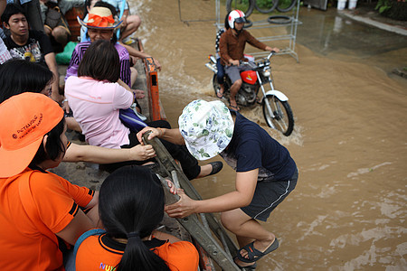 泰国清迈 — 9 月 30 日 人们爬上 S 上的卡车图片