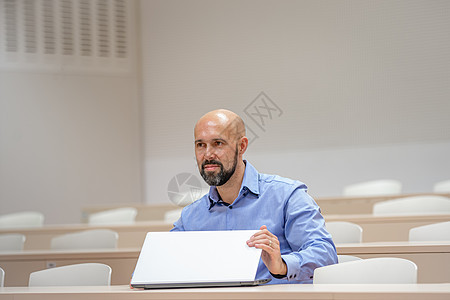 现代青年男子在大学的演讲中 在笔记本电脑上工作学校知识成人课堂学习女士黑板学生班级粉笔图片