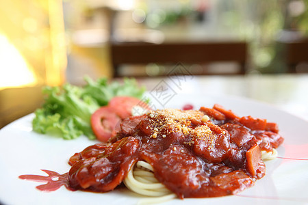 番茄酱意大利面桌子叶子勺子饮食食谱盘子蔬菜火腿草本植物菜单图片