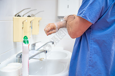 使用消毒肥皂洗手 以预防疾病和感染 基本日常卫生 (blurrr)图片
