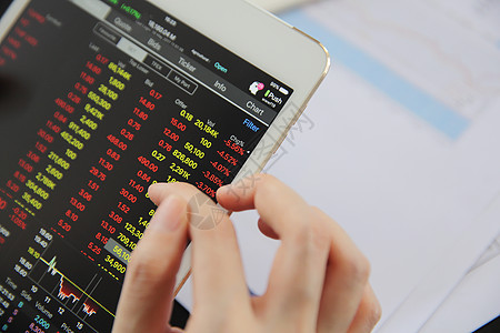 女人在平板电脑上用商业票据和 cof 进行在线交易展示桌子交换图表经济金融技术屏幕女士外汇图片