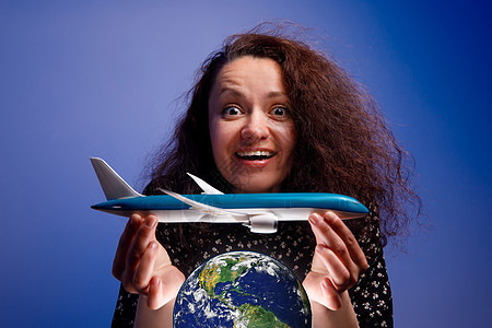 地球星球上有飞机型号的女孩 空中帮助的概念 是飞行救护的构思保险行星国家操作员蓝色运输控制地理护照技术图片