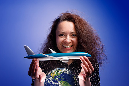 地球星球上有飞机型号的女孩 空中帮助的概念 是飞行救护的构思航空运输游客护照假期服务控制冒险蓝色行星图片