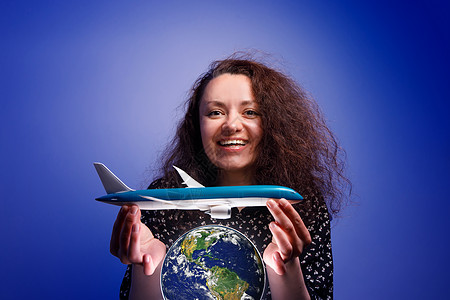 地球星球上有飞机型号的女孩 空中帮助的概念 是飞行救护的构思地理空气服务天空冒险商业旅游行星气氛国家图片