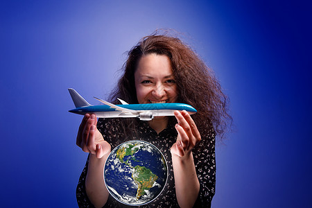 地球星球上有飞机型号的女孩 空中帮助的概念 是飞行救护的构思国家女士旅游商业旅行假期航空保险游客控制图片
