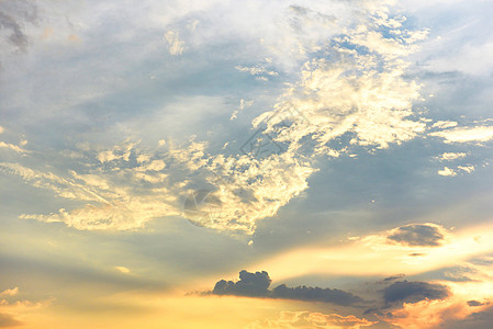 美丽的日落天空在云层上方 有闪耀的光亮天空晴天天堂蓝色戏剧性臭氧金子墙纸天气场景图片