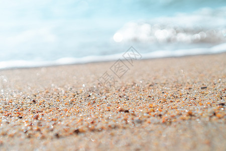 夏季沙子和水清洁海滩和白色沙子的顶视图与太阳浅蓝天和散景背景海浪辉光假期阳光太阳热带天堂晴天旅行地平线图片