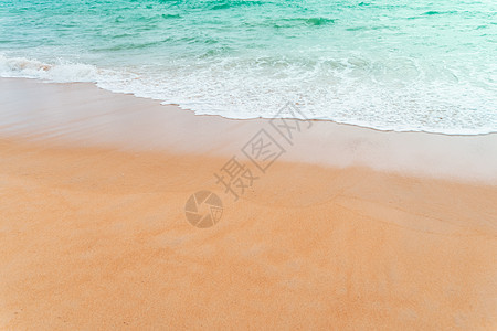 夏季沙子和水清洁海滩和白色沙子的顶视图与太阳浅蓝天和散景背景地平线热带墙纸天堂晴天假期阳光蓝色海浪辉光图片