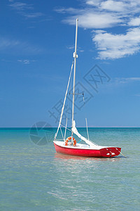 单独的海上红白船(自愿)图片