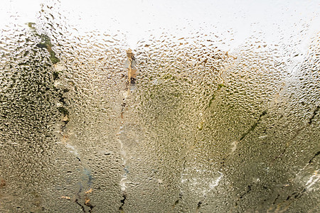 窗口上的雨滴蓝色淋浴反射环境天空气泡天气玻璃液体窗户图片