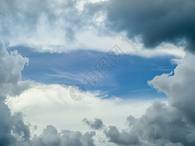 黑暗的cloudscape和淡蓝色的天空背景环境云景气质空气太阳气氛天堂晴天蓝色戏剧性图片