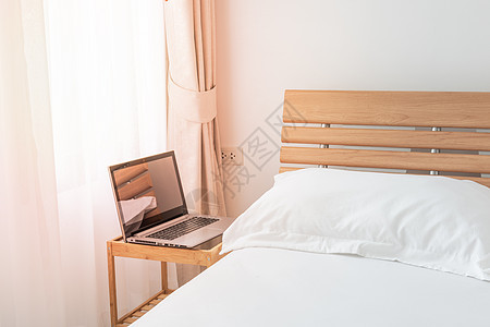现代白色卧室电脑笔记本 在黎晨内室内工作太阳奢华房子假期床单咖啡屏幕商业枕头图片
