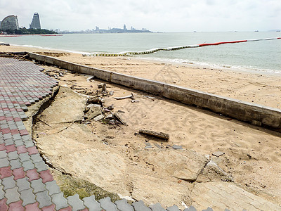 因风暴潮而损坏的海滩滨路边木板人行道下雨肤色海洋气质海滩碰撞天气损害地面海浪图片