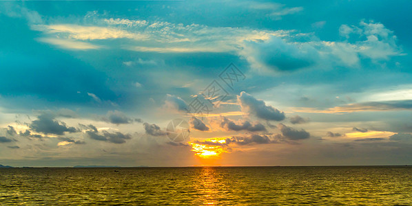 海面线上天际的全景日落的最后一光背景图片