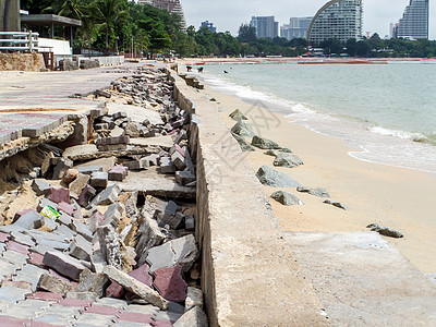 被风暴潮破坏的公路路面天气海浪海洋海啸风暴力量碰撞下雨气质地面图片