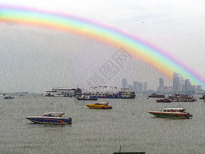 帕塔亚湾的停泊和雨滴图片