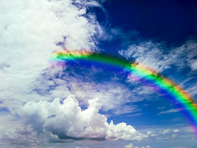 彩虹堆云和清澈的蓝色sk图片