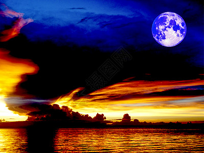 夜食月亮日落海轮在地平线上的夜空中鸟飞图片