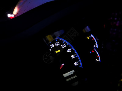 汽车仪表盘灯在夜间显示详细信息短跑技术拨号转速乐器控制板展示奢华蓝色墙纸图片