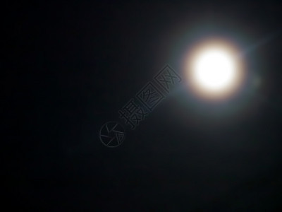 夜空中超级月亮的月光极光图片