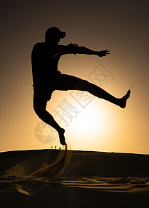 人跳环影天空乐趣爱好福利运动赛跑者成功太阳自由沙漠图片