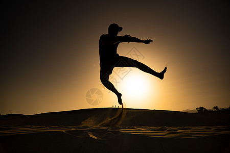 人跳环影幸福沙漠福利乐趣日落黄金沙丘自由赛跑者喜悦图片