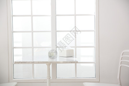白用表格和椅子餐厅厨房白色咖啡窗户商业假期墙壁桌子房间图片