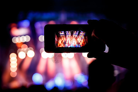透过手机向网络播放音乐会屏幕乐队青年电影视频网站节日互联网派对人群图片
