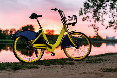 湖边的黄色自行车 日落反射旅行运动景观车轮工作天空农村城市公园图片