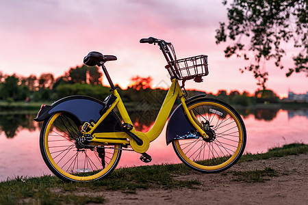 湖边的黄色自行车 日落娱乐旅行旅游冒险闲暇天空运动工作运河生态图片