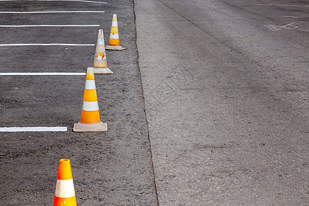 白线沥青路面上的橙色路锥条纹塑料司机教育速度橙子事故课程障碍安全图片