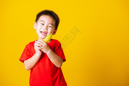 儿童或孩子可爱可爱的小男孩 有吸引力的笑容 玩游戏婴儿工作室维生素童年眼睛男生育儿水果喜悦电话图片